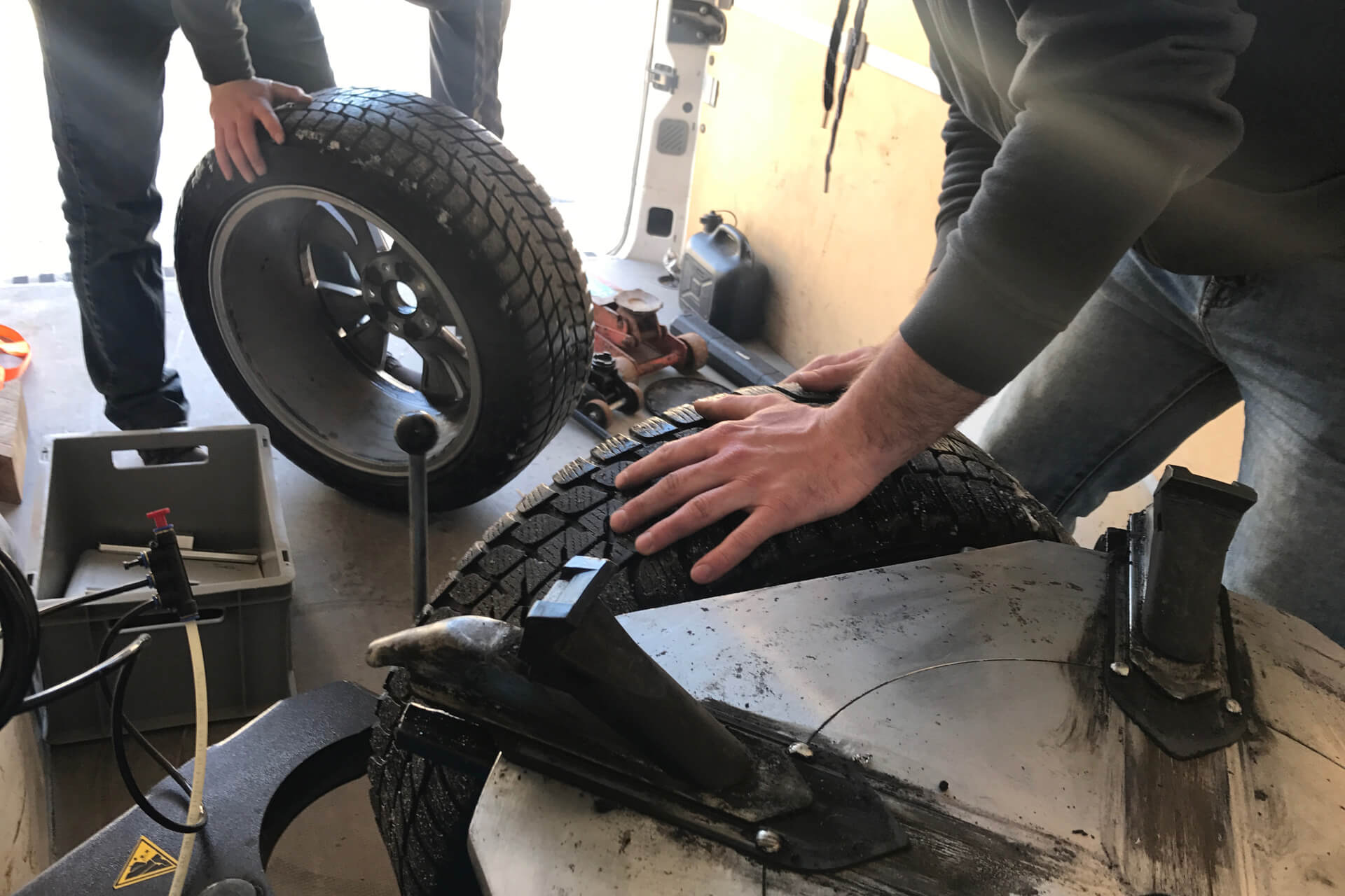 https://www.test.readyonset.com/wp-content/uploads/2023/11/Mobile-tire-workshop-6.jpg