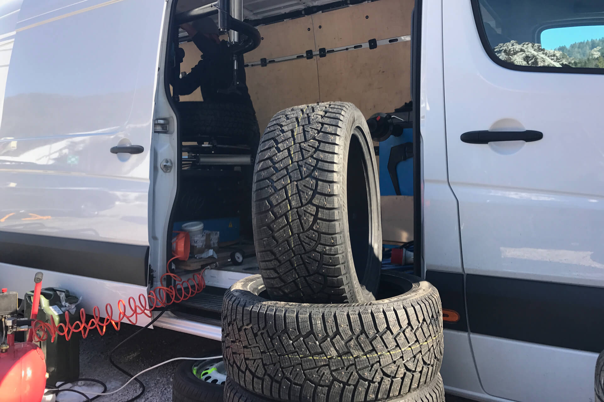 https://www.test.readyonset.com/wp-content/uploads/2023/11/Mobile-tire-workshop-7.jpg