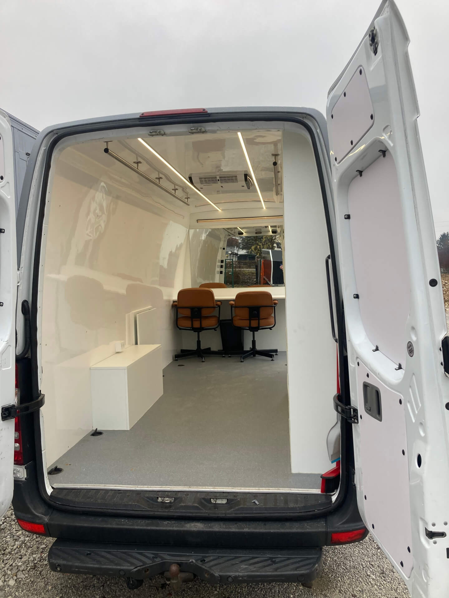 https://www.test.readyonset.com/wp-content/uploads/2023/11/makeup_van_back1-1.jpg
